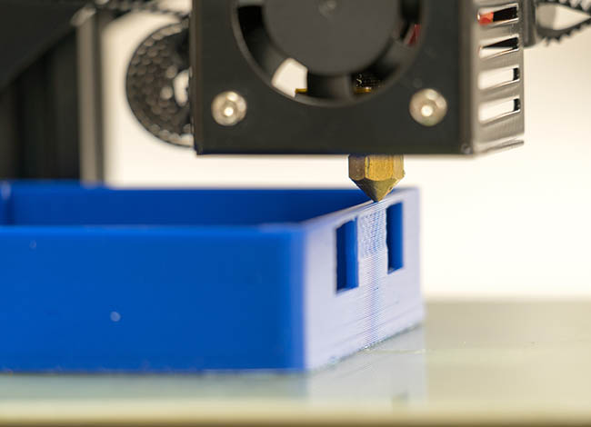 3D-Drucker druckt ein Miniaturhaus